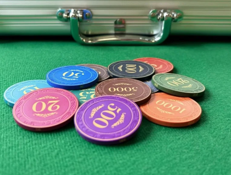 Mallette de 300 jetons de poker "CROWN OF LAUREL" - CASH GAME - en céramique 10 g - EXCLUSIVITÉ CARTES PRODUCTION
