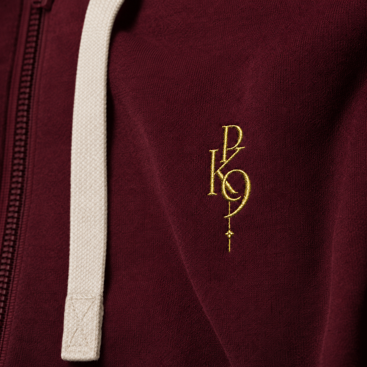 Deluxe High Roller bordeaux – gros plan broderie poitrine 99 or