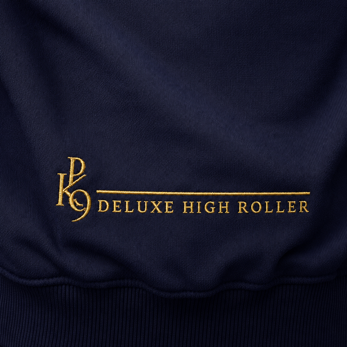 Deluxe High Roller bleu marine – gros plan broderie bas du dos or