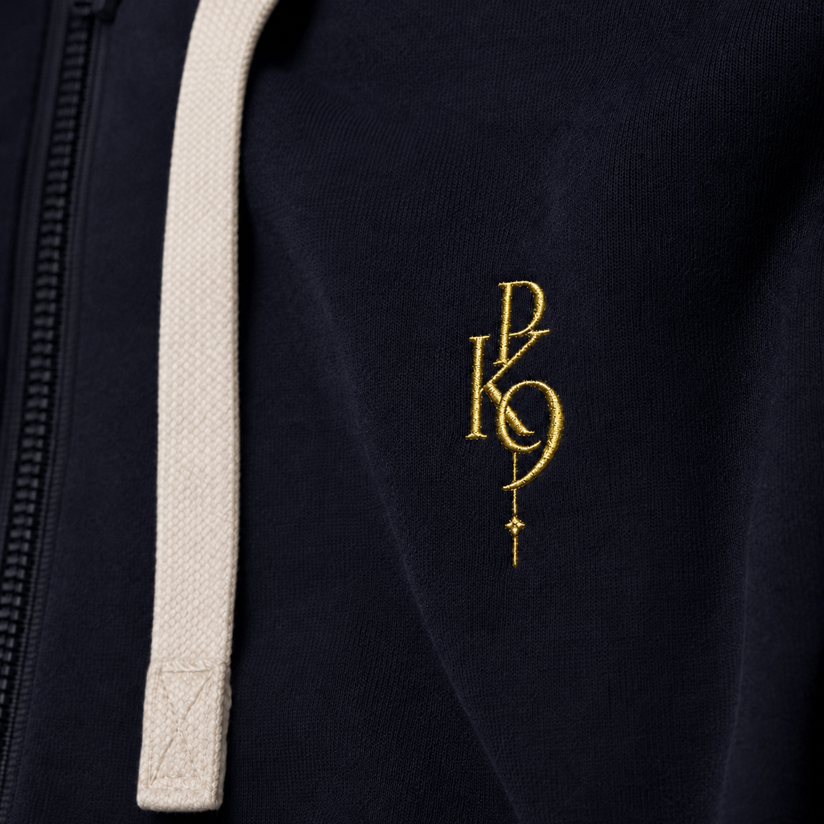 Deluxe High Roller bleu marine – gros plan broderie poitrine 99 or
