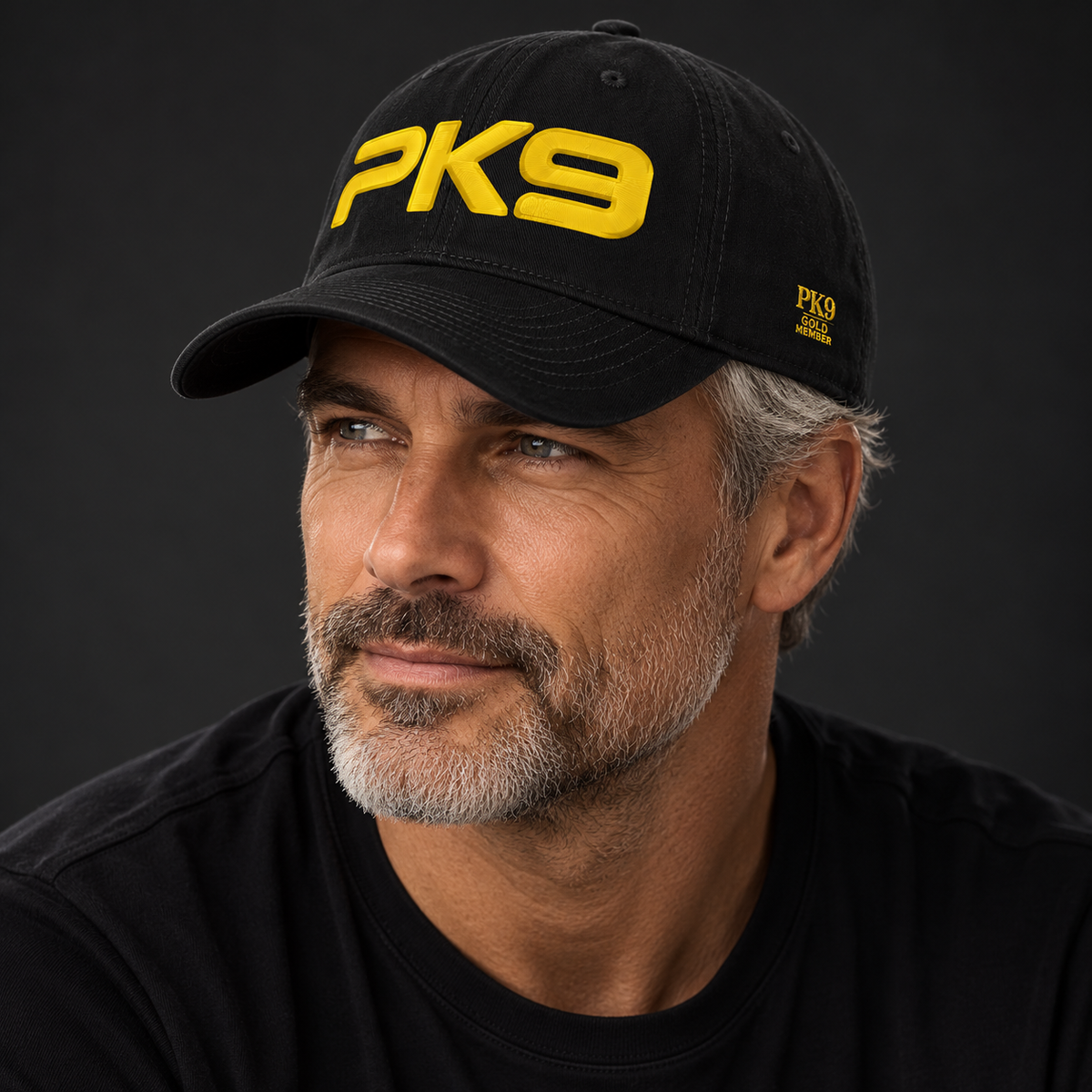 PK9 Gold Member — casquette Black Gold — vue 4, visuel de présentation généré par IA