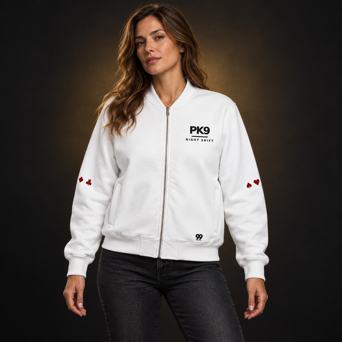 Bomber PK9 Night Shift 09 blanc porté par une femme — vue trois-quarts