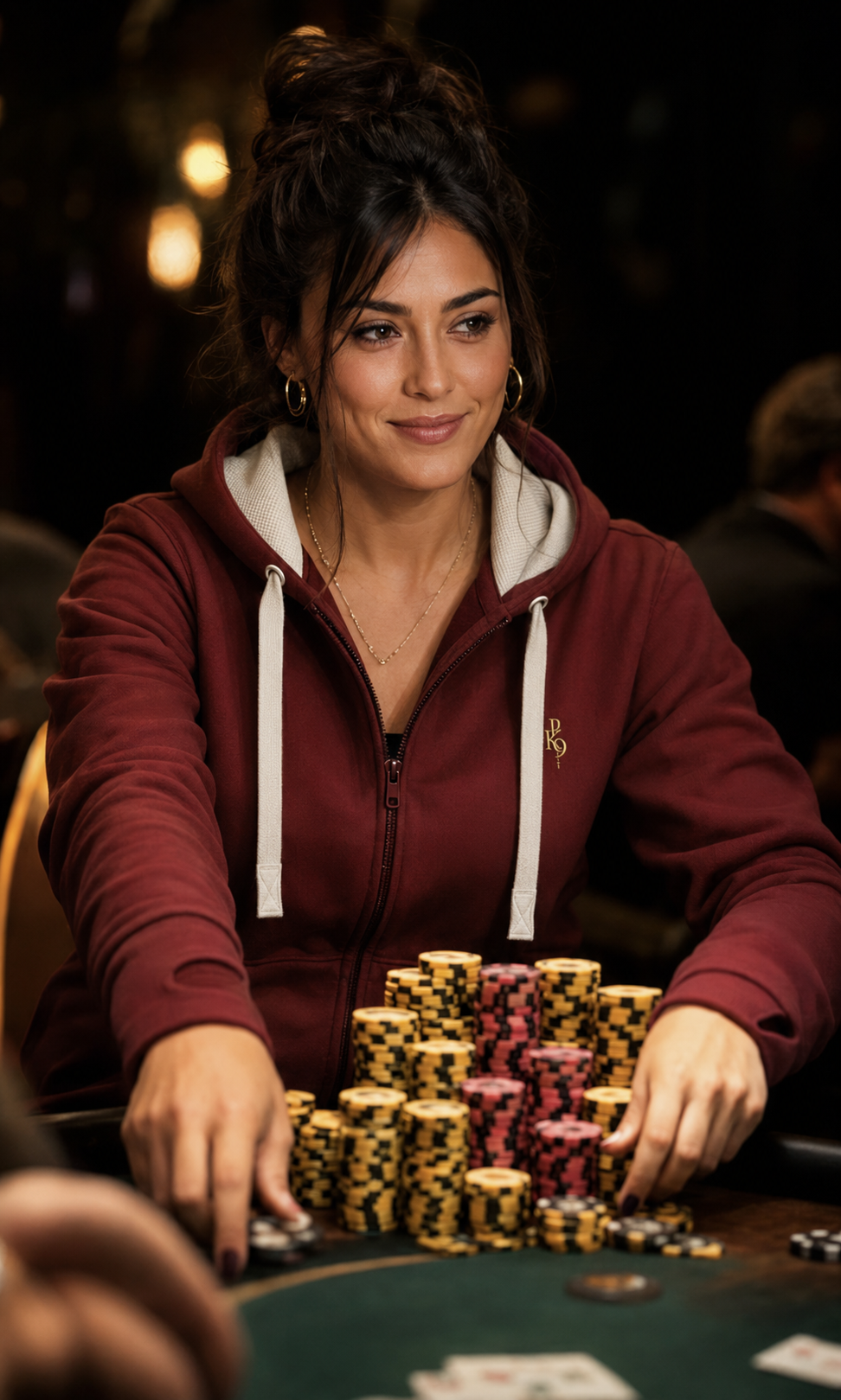 Joueuse portant le Zipper Deluxe High Roller bordeaux PK9 avec son stack