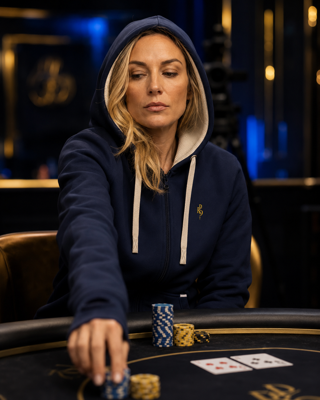 Joueuse portant le Zipper Deluxe High Roller bleu marine PK9