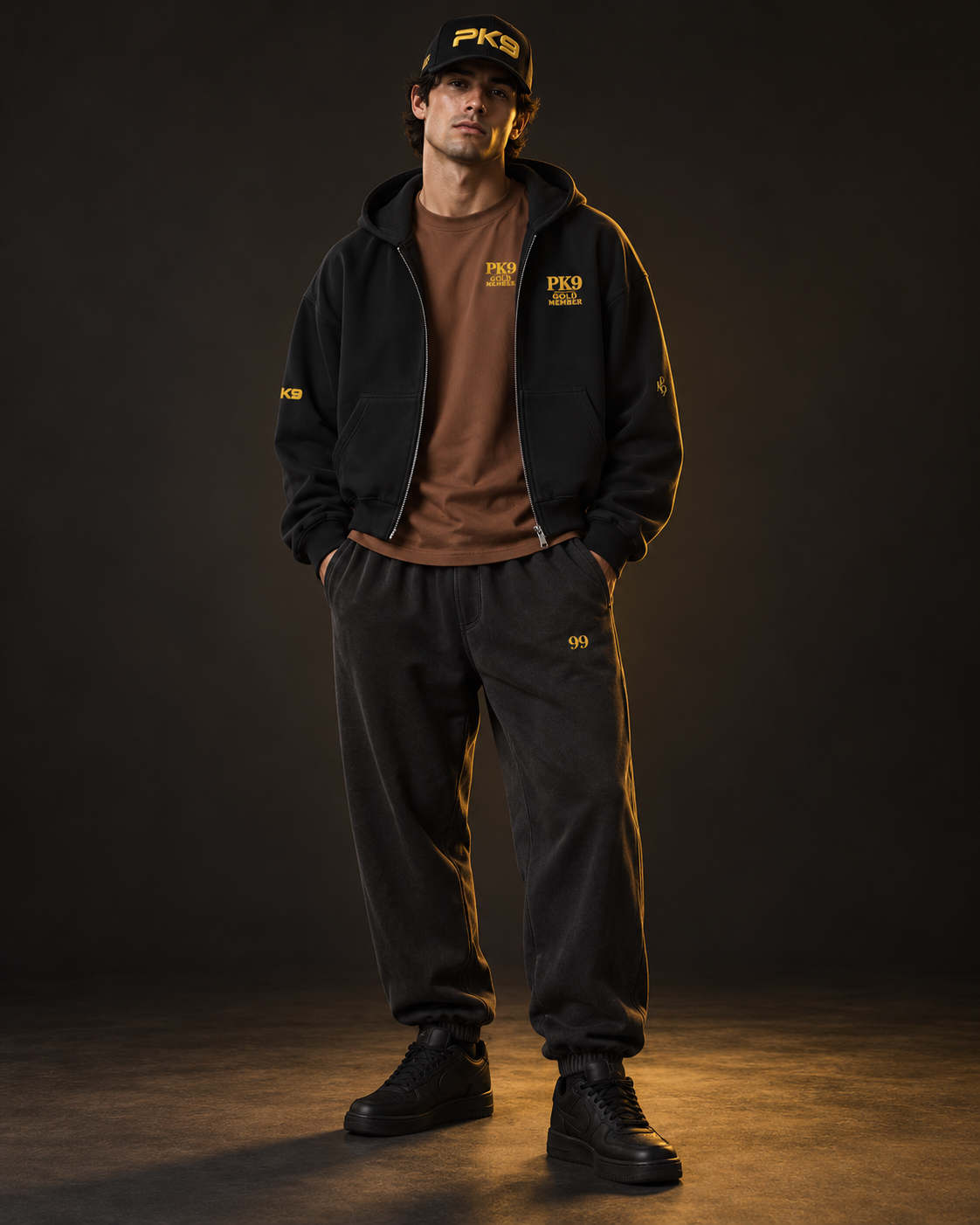 Outfit intégral PK9 Gold Member — quatre pièces — vue 2, mise en scène générée par IA