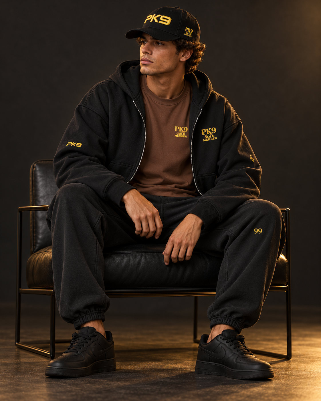 Outfit intégral PK9 Gold Member — quatre pièces — vue 5, mise en scène générée par IA