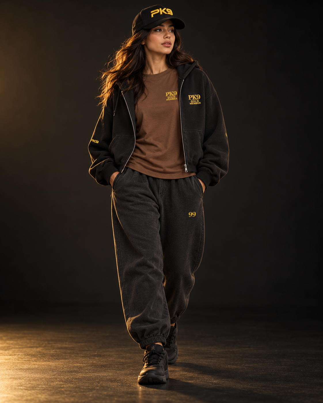 Outfit intégral PK9 Gold Member — quatre pièces — vue 6, mise en scène générée par IA