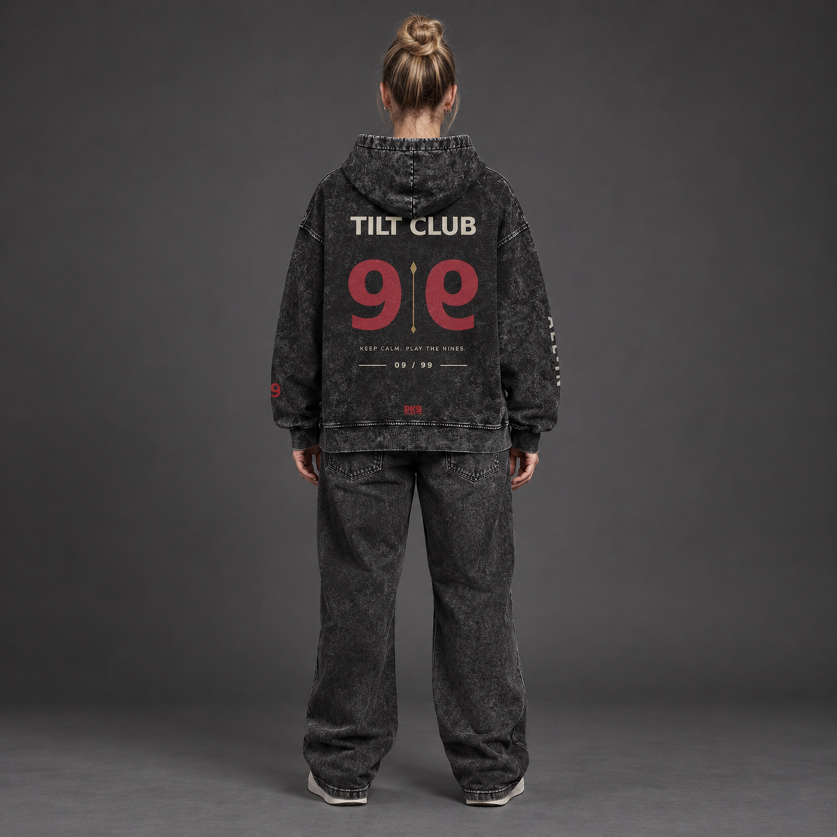 Hoodie PK9 TILT CLUB 09/99 porté par une femme, vue complète du dos
