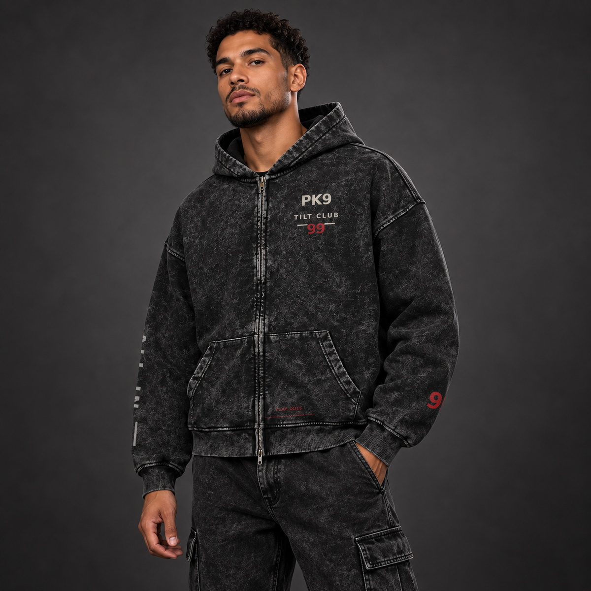 Hoodie zippé oversize PK9 TILT CLUB porté par un homme, vue trois-quarts