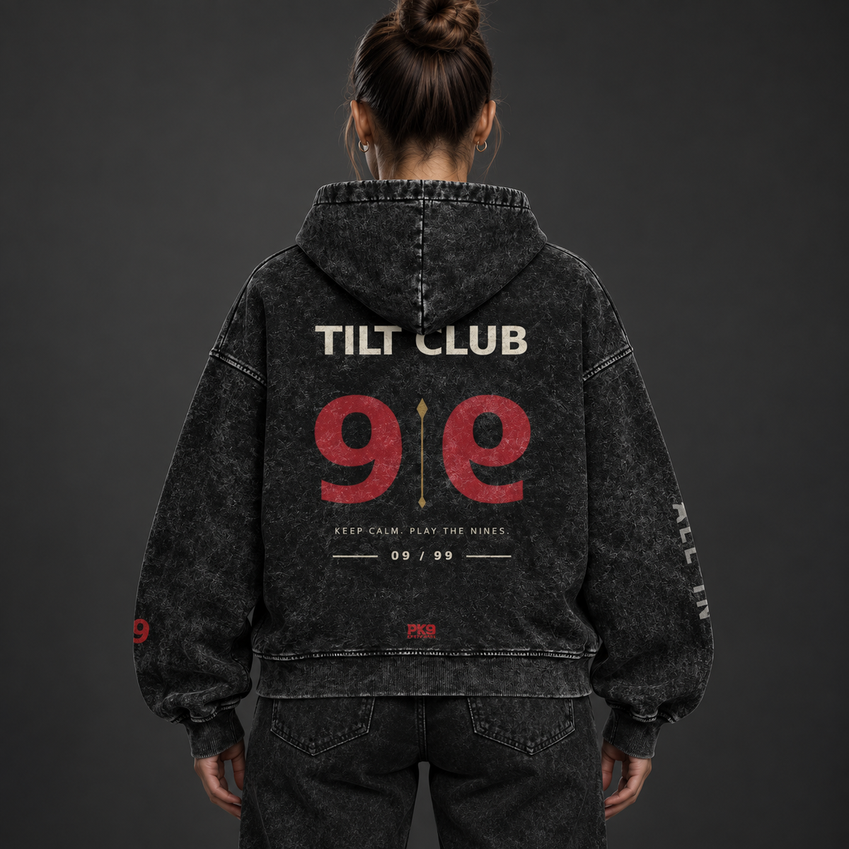 Gros plan du motif dos TILT CLUB 09/99 sur hoodie noir délavé