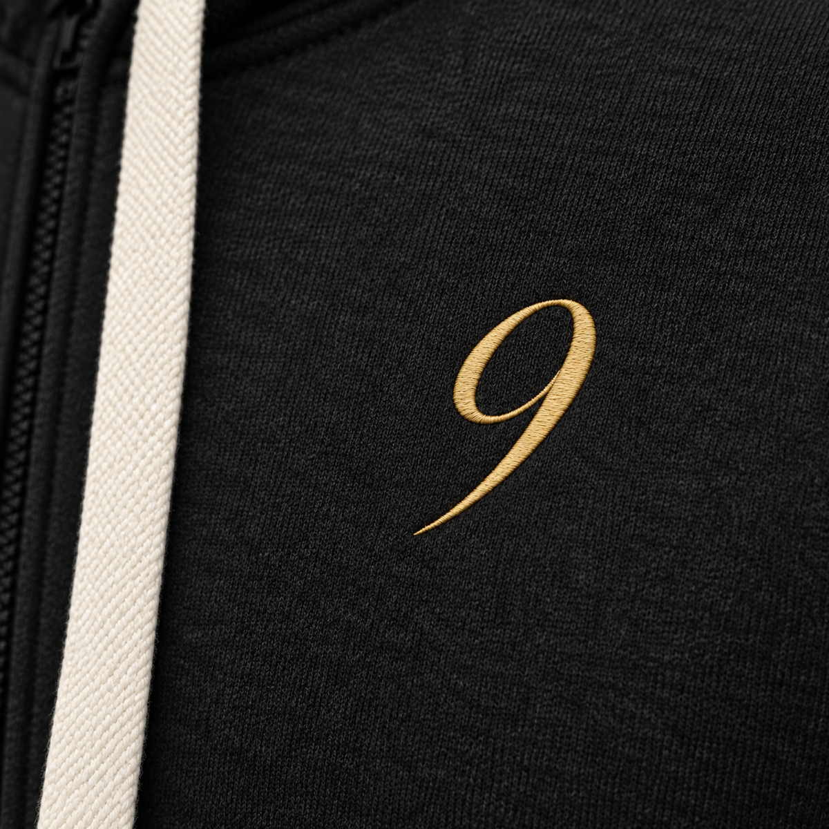 Ultimate Nine — illustration du détail de la broderie du 9 doré