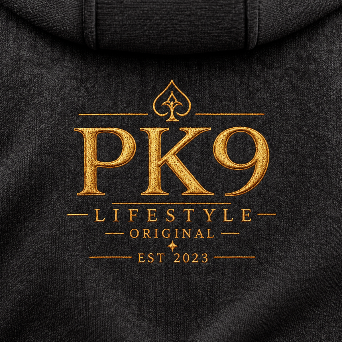 Ultimate Nine — illustration du détail de la broderie PK9 au dos