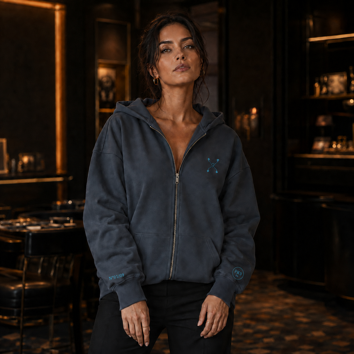 Private Table 09 – femme face, broderies poignets à l’échelle