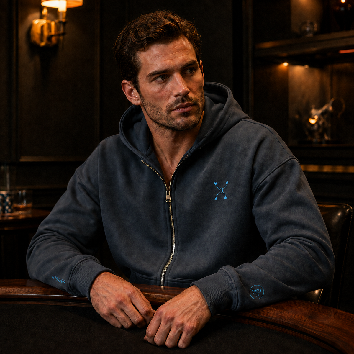 Private Table 09 – homme assis à la table privée