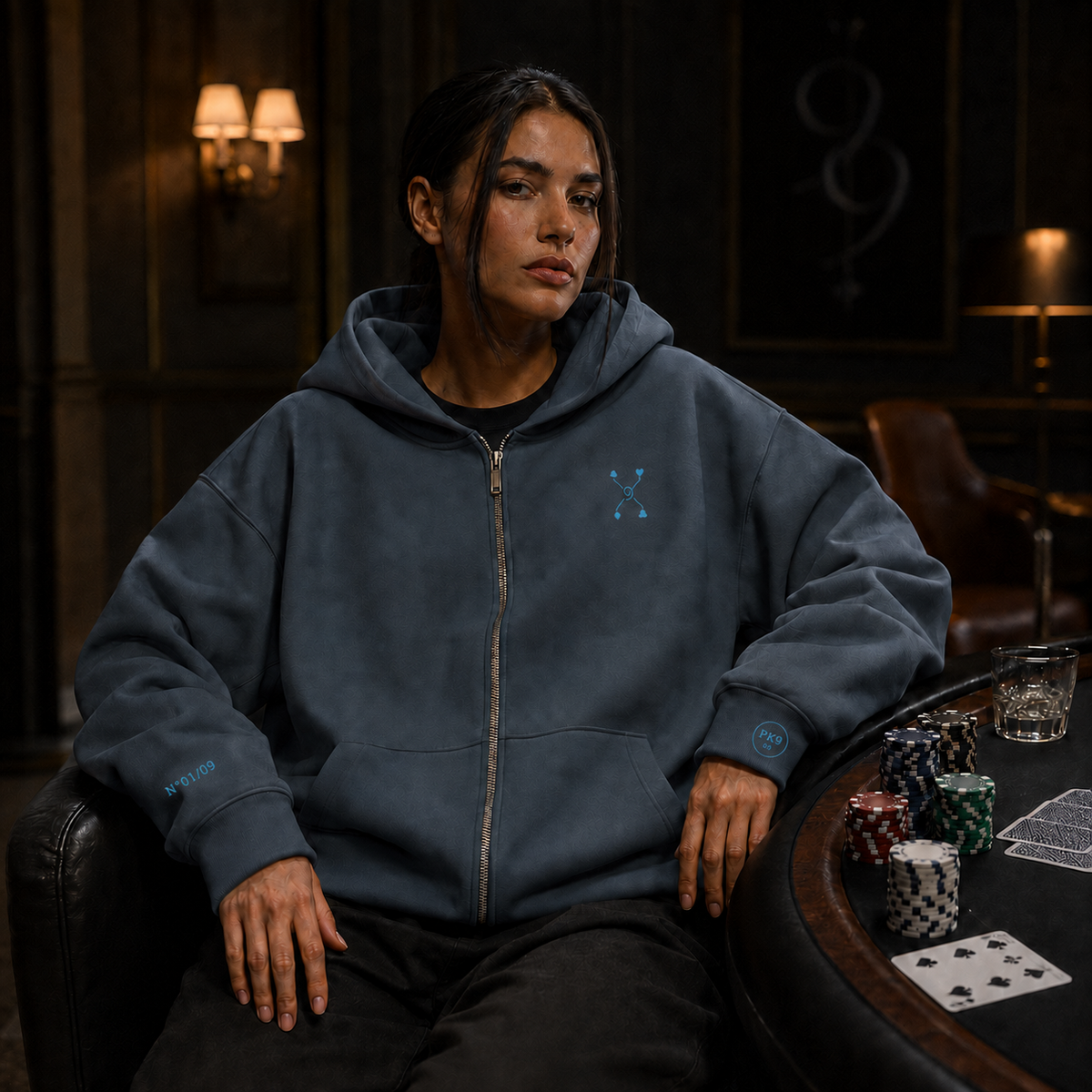 Private Table 09 – femme assise à la table privée