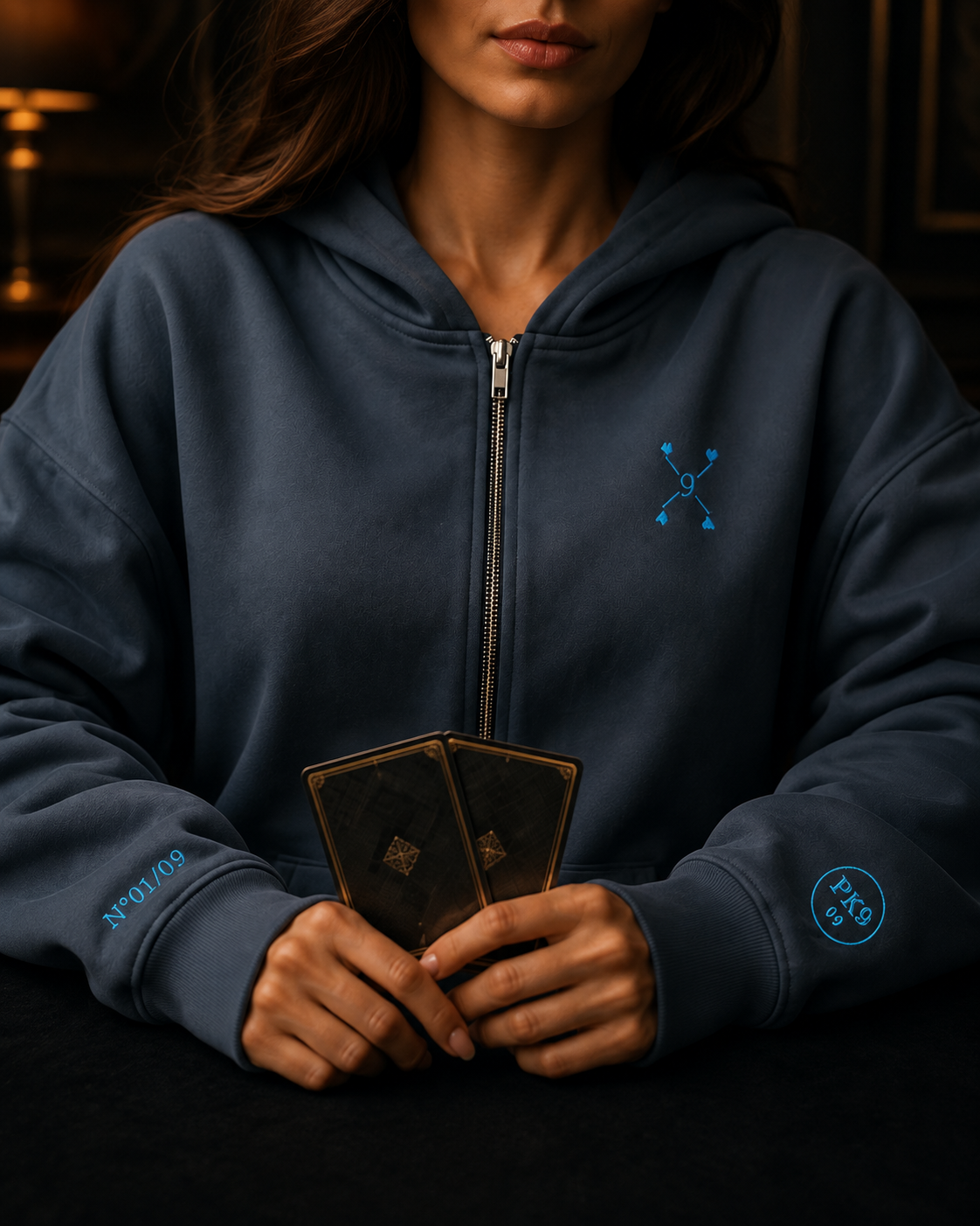 Private Table 09 – femme avec cartes, détail poignets