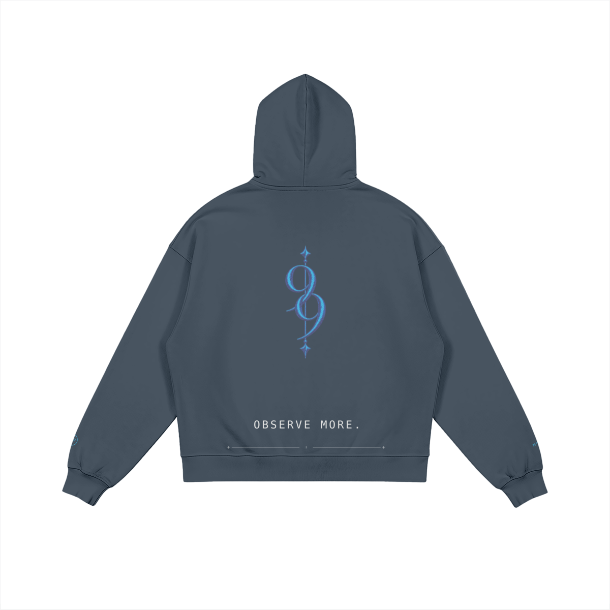 Private Table 09 Grey Blue – broderie dos, capuche déployée