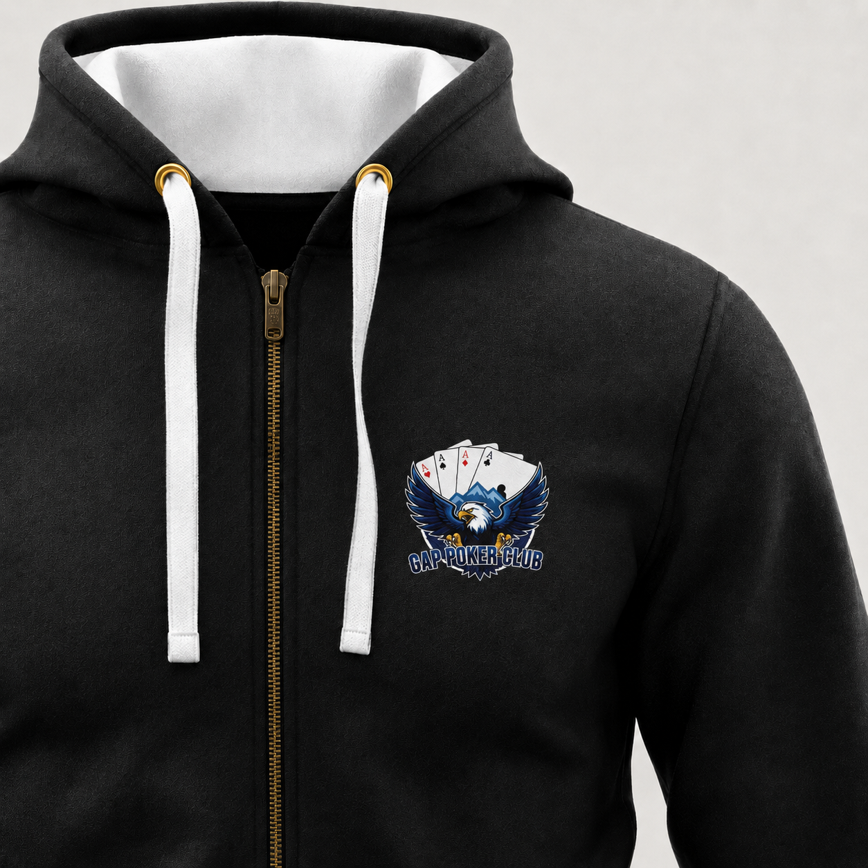 Zipper Deluxe PK9 × GAP Poker Club noir, détail du logo poitrine